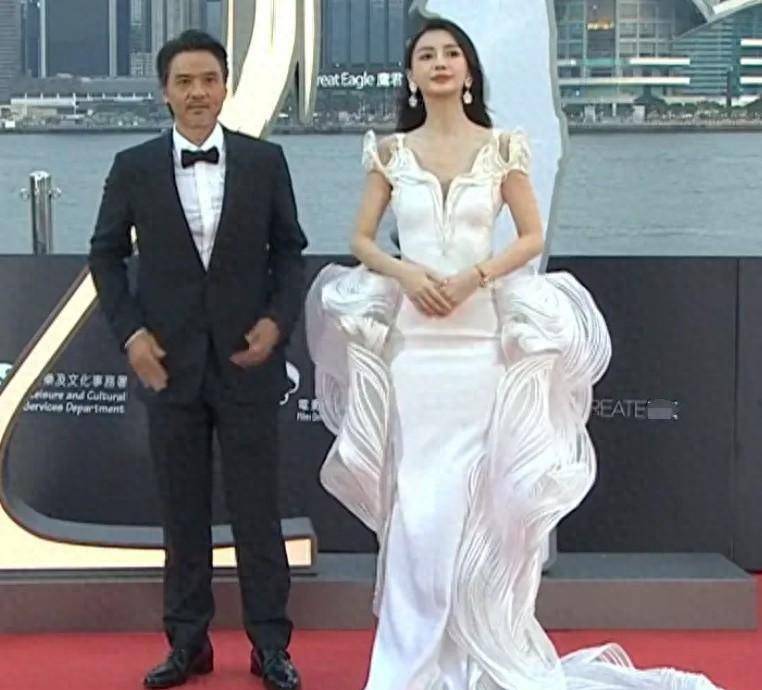 第42届香港金像奖红毯上，杨颖的“落魄”，反映了娱乐圈的现实